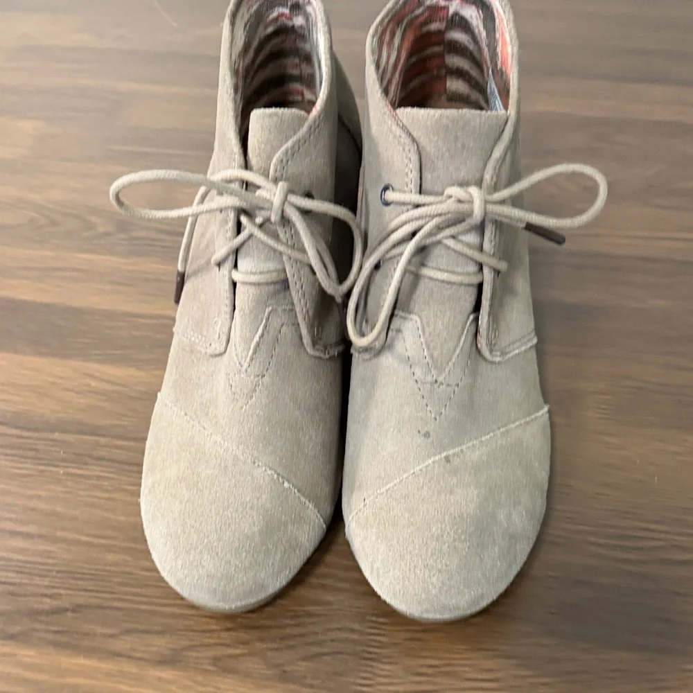 Toms Suede Women's‎ Taupe Wedge Booties Sz 9